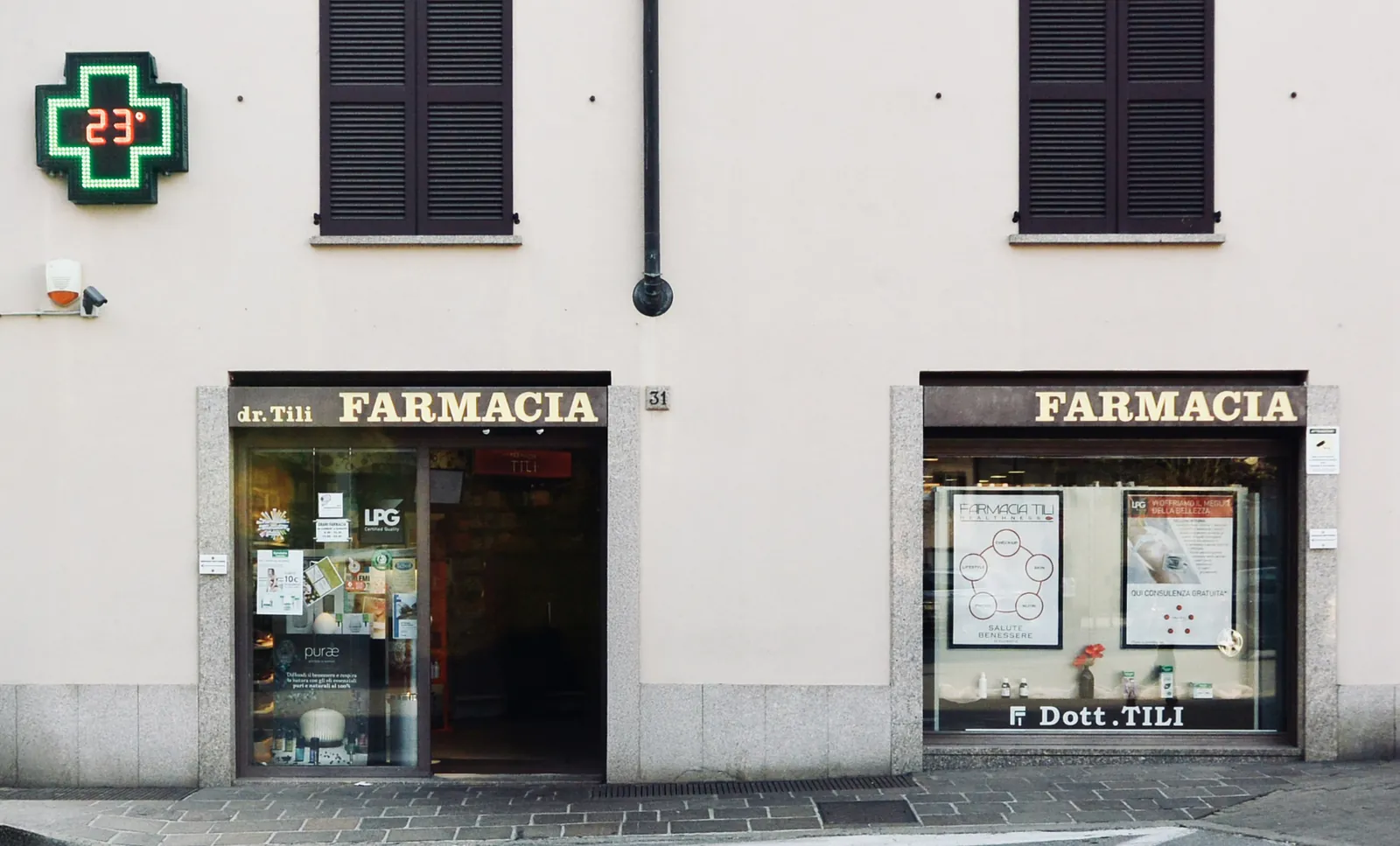 Esterno della Farmacia Tili in piazza Vittorio Veneto a Erba