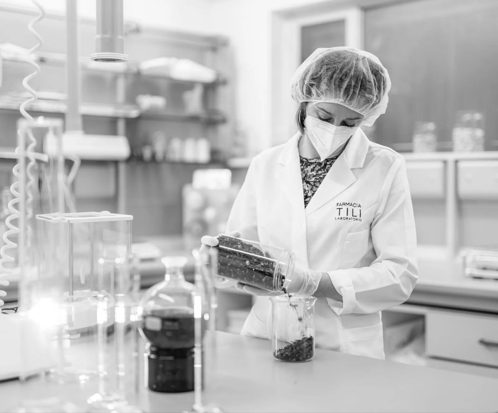 Farmacista che prepara un preparato galenico nel laboratorio della Farmacia Tili